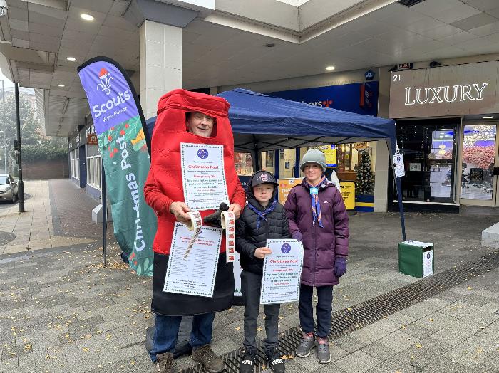 Chris Reynolds dresses up as Postbox for Xmas Post